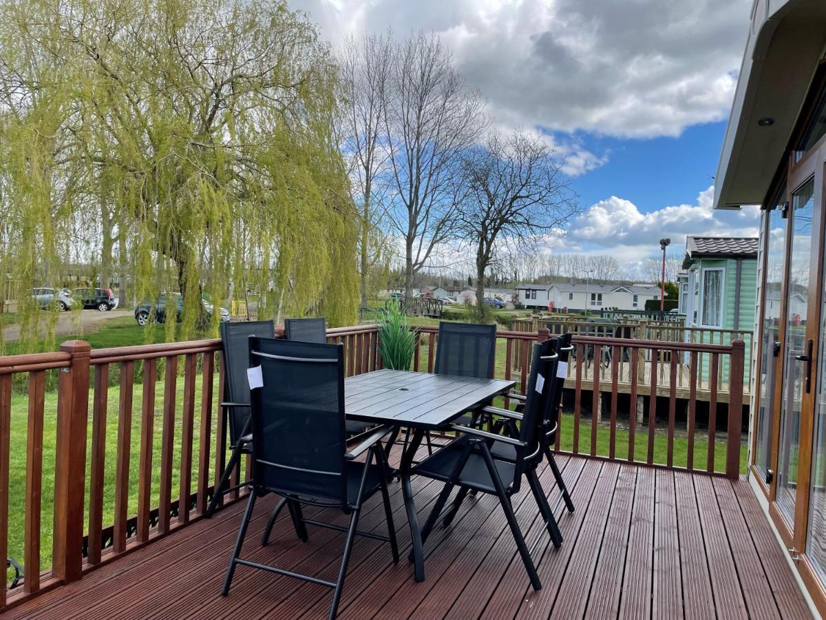 Beautiful 2 Bedroom Helmsley Lodge Нортхамптън Екстериор снимка