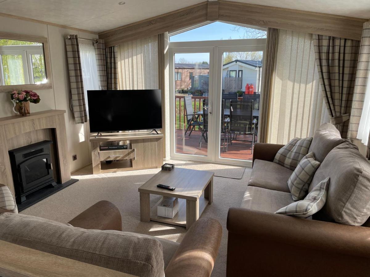 Beautiful 2 Bedroom Helmsley Lodge Нортхамптън Екстериор снимка