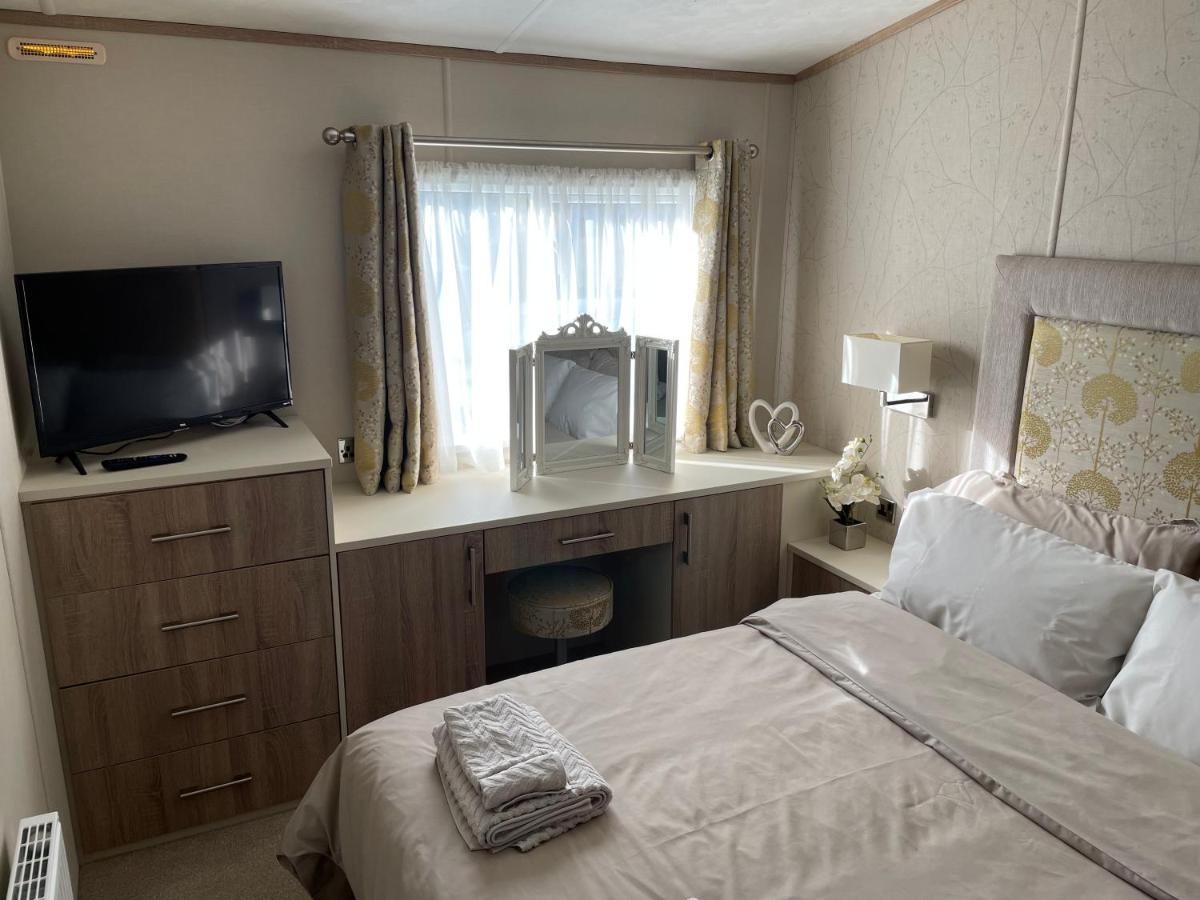 Beautiful 2 Bedroom Helmsley Lodge Нортхамптън Екстериор снимка