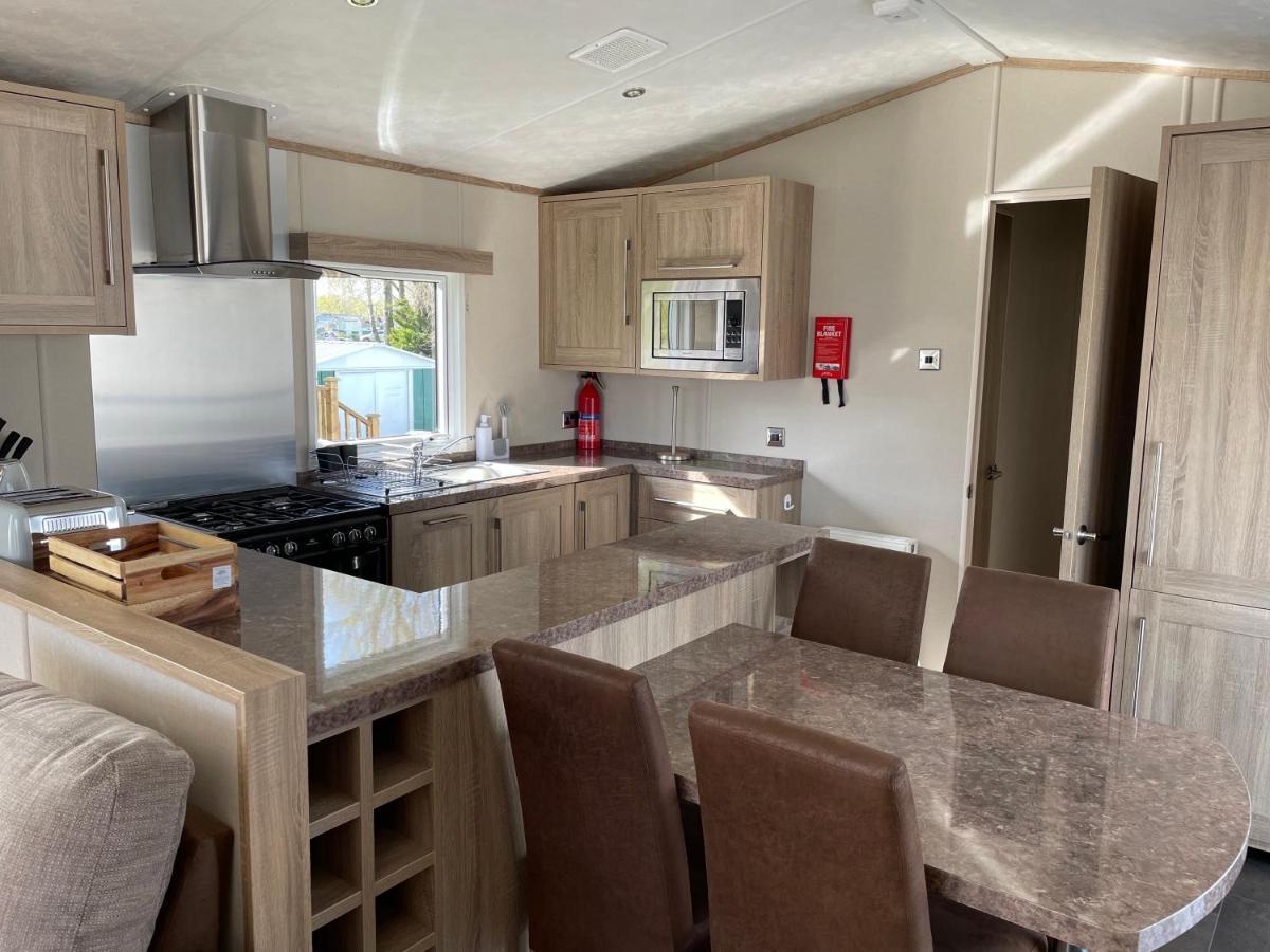 Beautiful 2 Bedroom Helmsley Lodge Нортхамптън Екстериор снимка