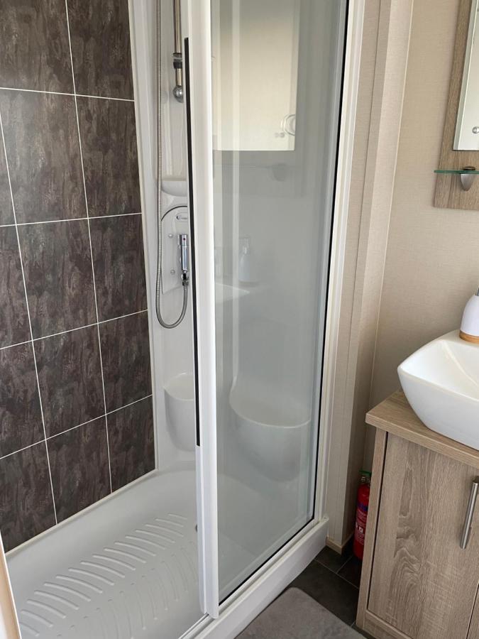 Beautiful 2 Bedroom Helmsley Lodge Нортхамптън Екстериор снимка