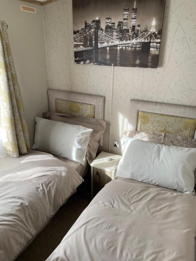 Beautiful 2 Bedroom Helmsley Lodge Нортхамптън Екстериор снимка